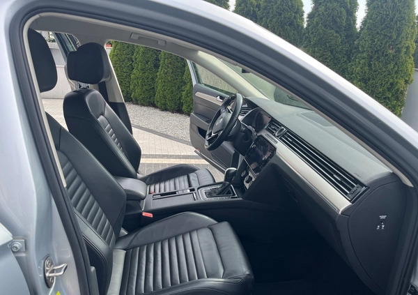 Volkswagen Passat cena 92000 przebieg: 164891, rok produkcji 2019 z Chęciny małe 781